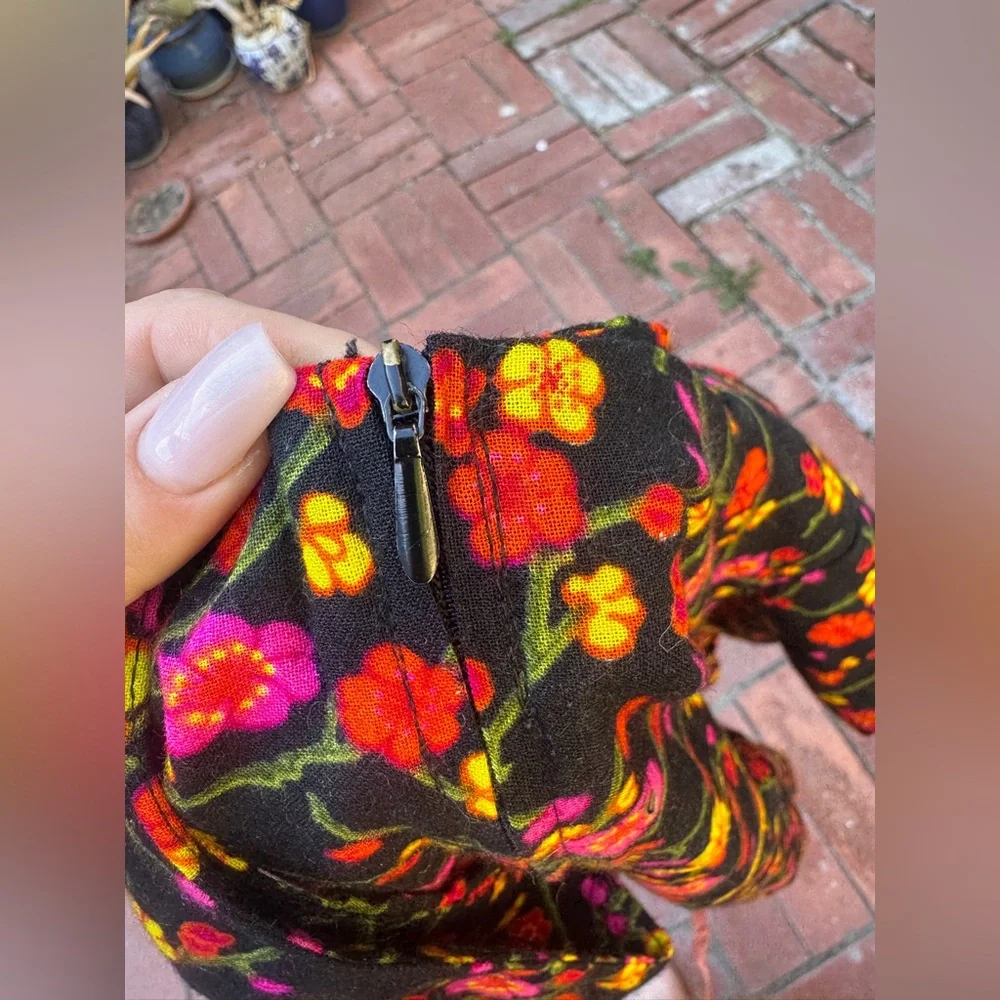 70s Vintage Micro Mini acrylic barkcloth long sleeved dress w. bright flowers XS - Picture 8 of 8